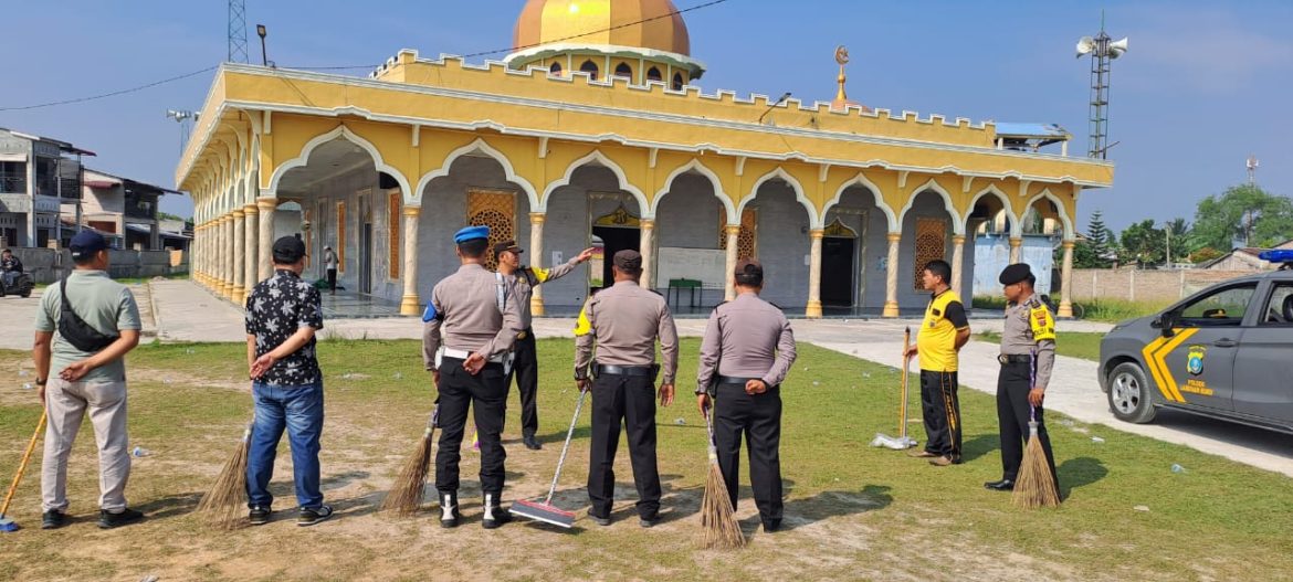 Kapolsek Labuhan Ruku Bersihkan Mesjid Sambut Bulan Suci Ramadhan 1445