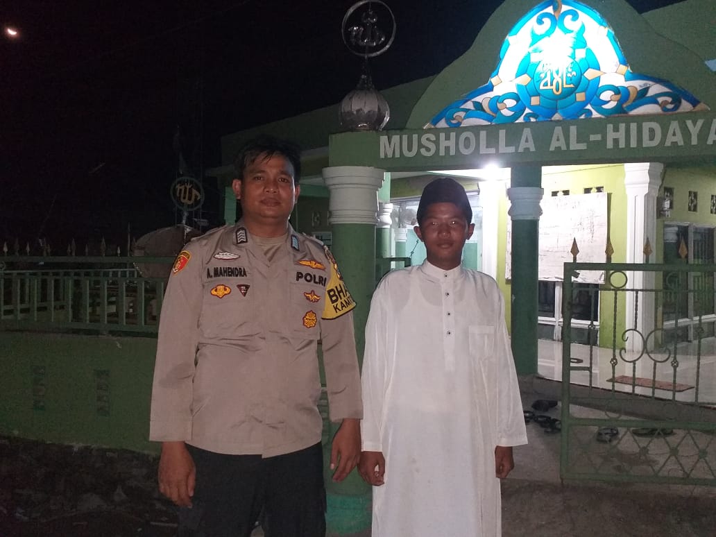 Personil Polsek Medang Deras Pam Sholat Tarawih