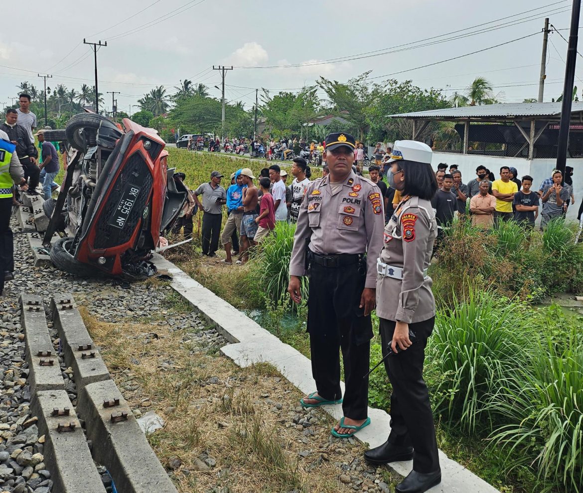 Satlantas Polres Tebing Tinggi Selidiki Kecelakaan Kereta Api Kontra Minibus