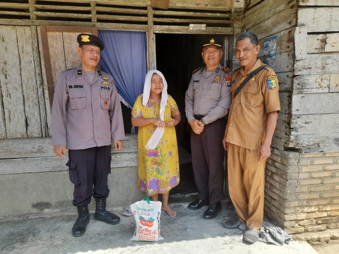 Peduli Ramadhan 1445 H Kapolsek Lima Puluh AKP Tukkar L. Simamora, S.H, M.H Berbagi Sembako