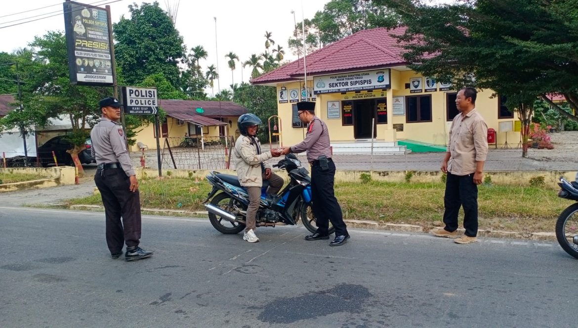 Jelang Berbuka Puasa, Petugas Bagikan Takjil Di Depan Mako Polsek Sipispis