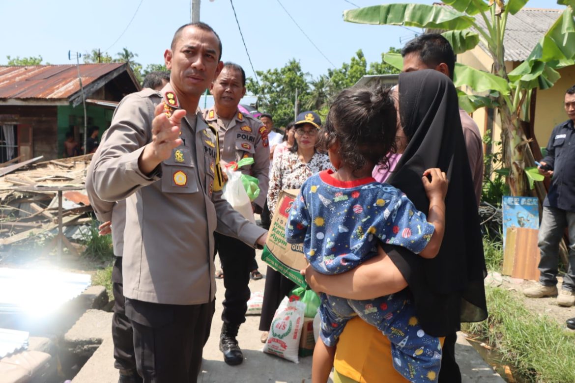 Kapolres Sergai Bantu Korban Terdampak Puting Beliung