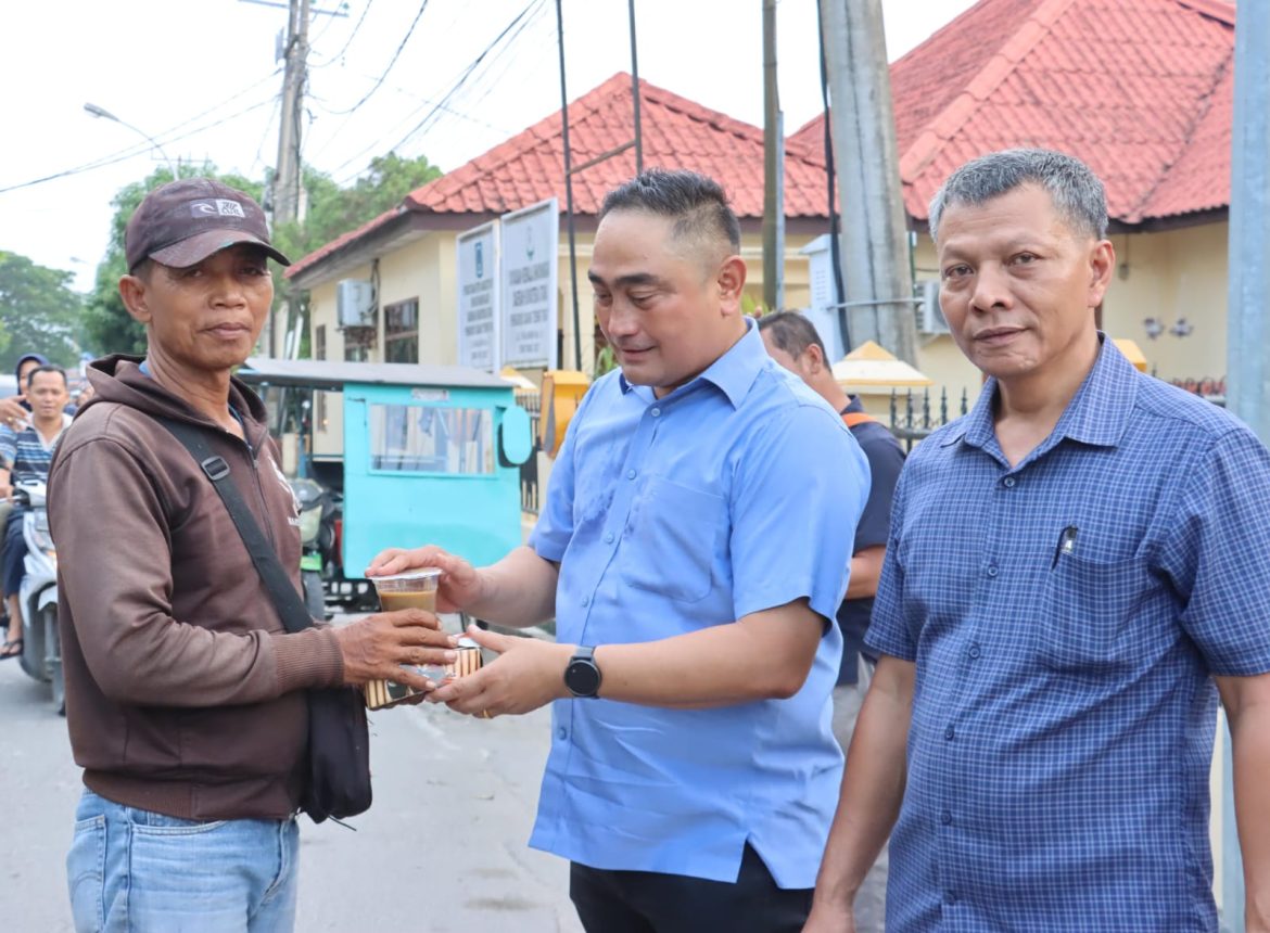 Kasat Reskrim AKP J. Rudianto Silalahi, S.H, M.H Berbagi Takjil Di Depan Mako Polres Tebing Tinggi