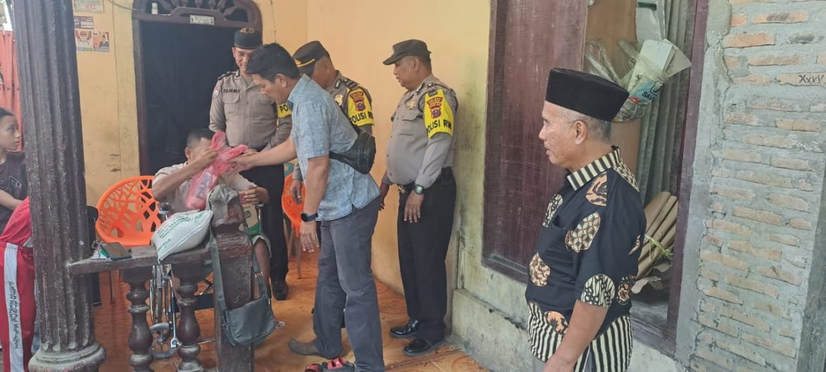 Peduli Polri, Polsek Labuhan Ruku Berikan Kursi Roda Dan Sembako