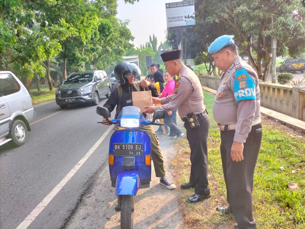 Kapolsek Padang Hulu AKP Marolop Samosir Berbagi Takjil Dan Buka Puasa Bersama