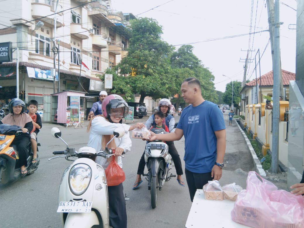 Jelang Berbuka, Polres Tebing Tinggi Berbagi Takjil Di Depan Mapolres