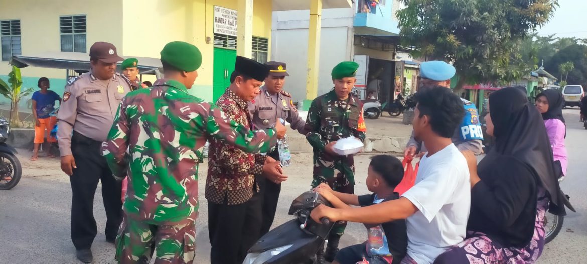 Bulan Penuh Berkah, Kapolsek Bandar Khalipah Bagi Takjil Dan Buka Puasa Bersama