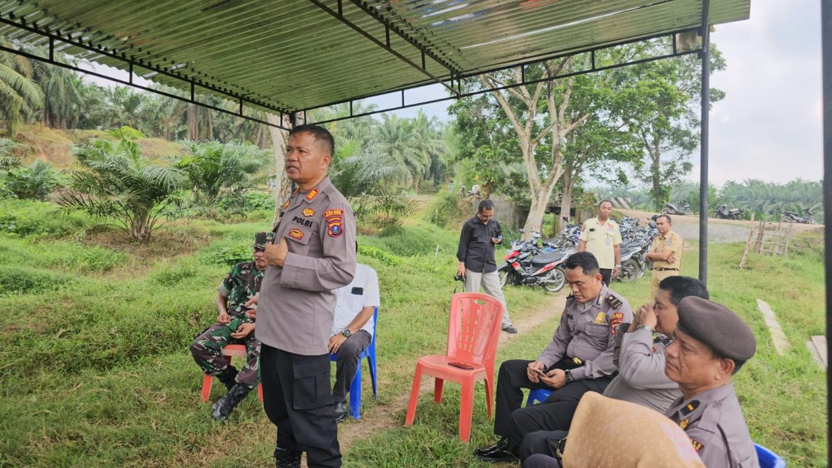 Kapolsek Lima Puluh AKP Tukkar L. Simamora, S.H, M.H Sambang Peternak Lembu