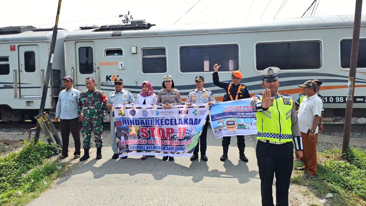 Cegah Kecelakaan Di Perlintasan KA, Kasat Lantas Polres Tebing Tinggi Beri Himbauan Tertib Berlalulintas