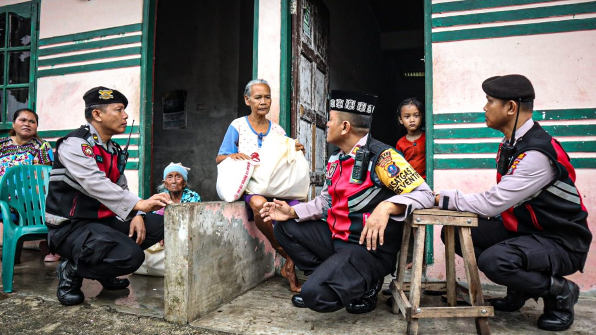 Bulan Ramadhan, Kasat Samapta Polres Tebing Tinggi Bagikan Takjil Dan Sembako Kepada Masyarakat