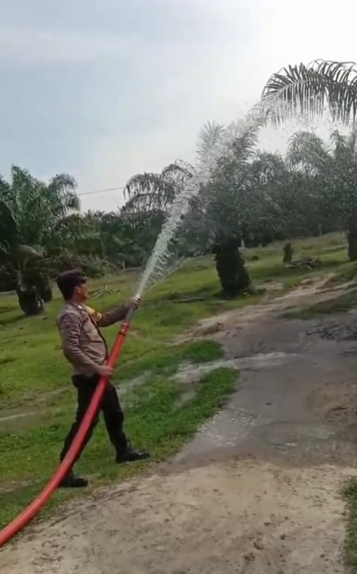 Inovasi Bhabinkamtibmas Polres Batu Bara Tanggulangi Karhutla