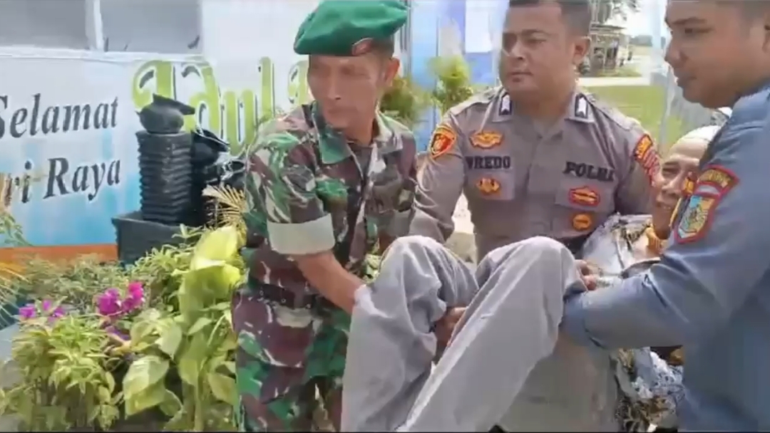 Sigap, Personil Pos Pelayanan Exit Tol Lima Puluh Beri Pertolongan Pertama Korban Lakalantas