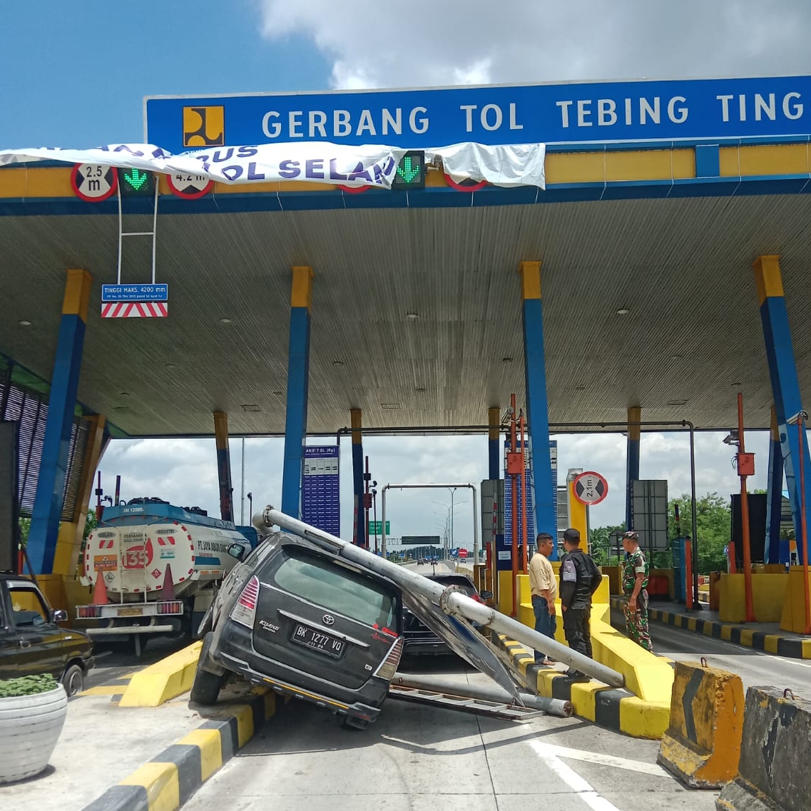 Rem Blong, Mobil Innova Hantam Besi GTO Exit Tol Lama Tebing Tinggi