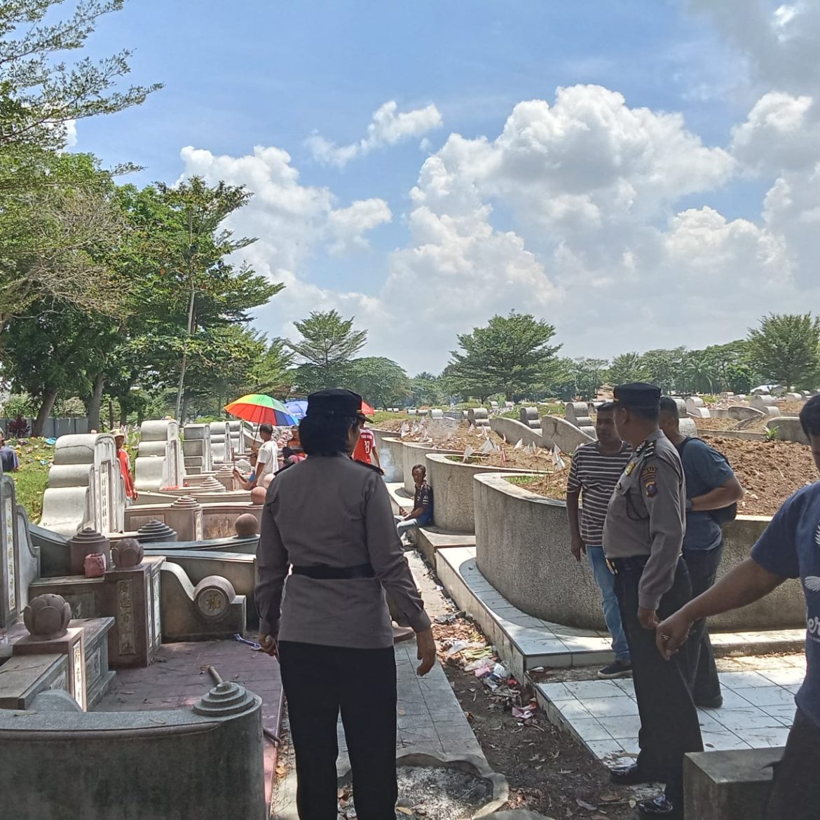 Ritual Cheng Beng, Polres Tebing Tinggi Monitoring Di Perkuburan Etnis Tionghoa