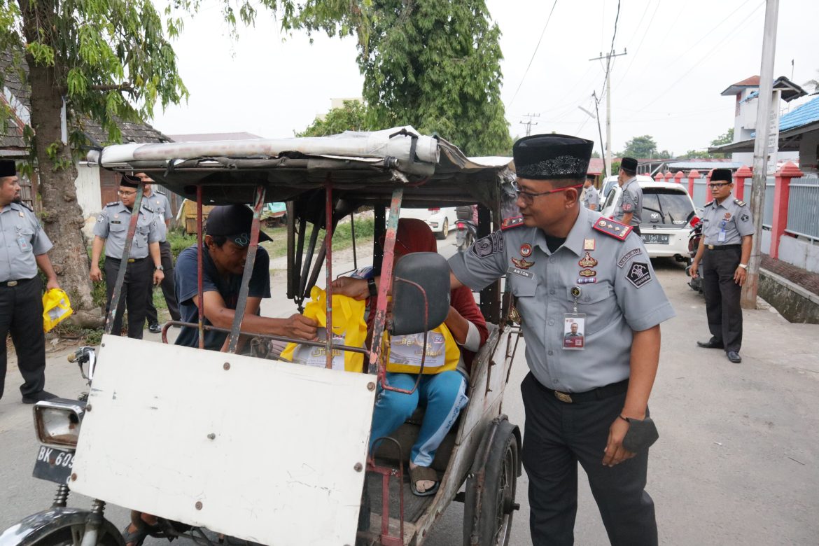 Lapas Tebing Tinggi Berbagi Takjil Kepada Masyarakat Meriahkan HBP Ke-60 Tahun 2024