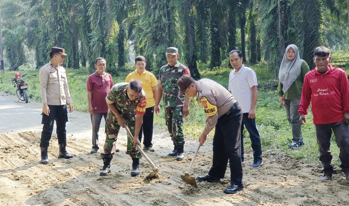 Gelar Gotong Royong Polsek Kotarih Bersama Forkopimcam Timbun Jalan Berlubang Jelang Arus Mudik Lebaran