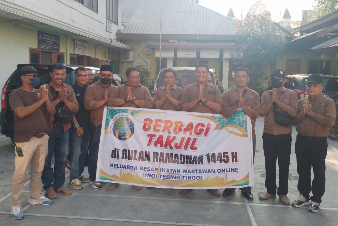 Indahnya Berbagi, Keluarga Besar PD IWO Tebing Tinggi Berbagi Takjil Ramadhan 1445 H