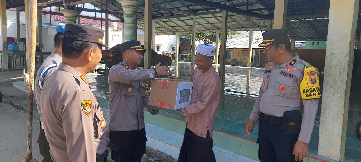 Wakapolres Sergai Serahkan Bingkisan Lebaran Kapoldasu Ke Ponpes