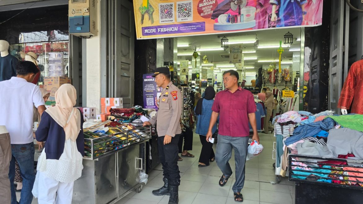 Personil Polsek Indrapura Patroli Di Pusat Pasar