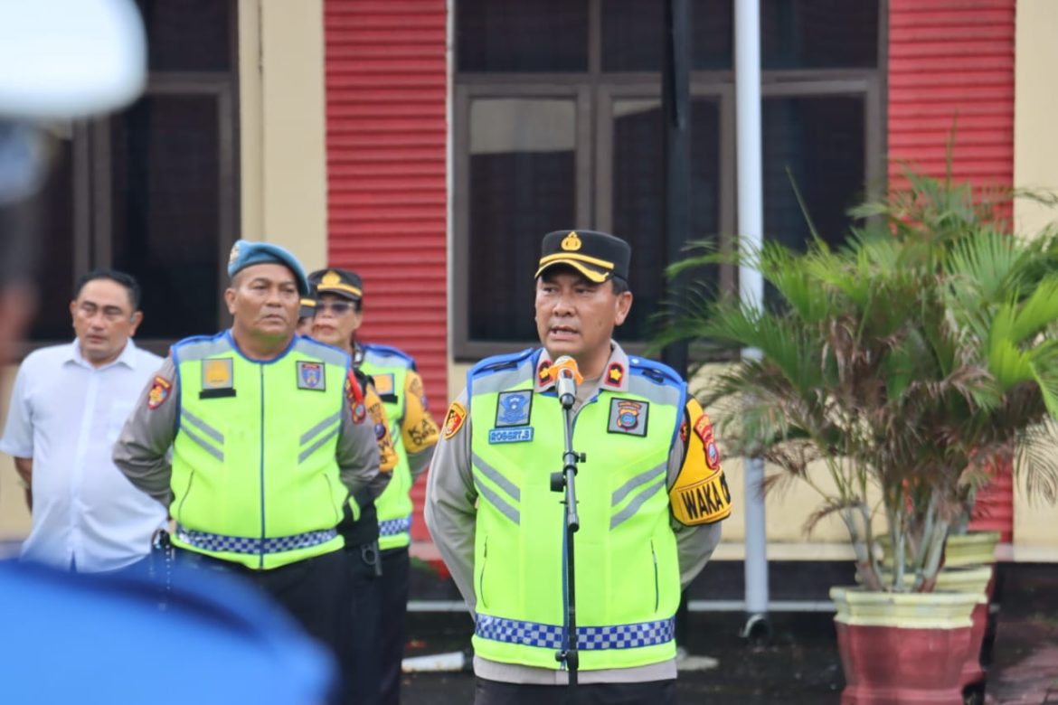 Wakapolres Tebing Tinggi Kompol A. Robert Sembiring, S.H, M.H Pimpin Apel Pam Malam Takbiran