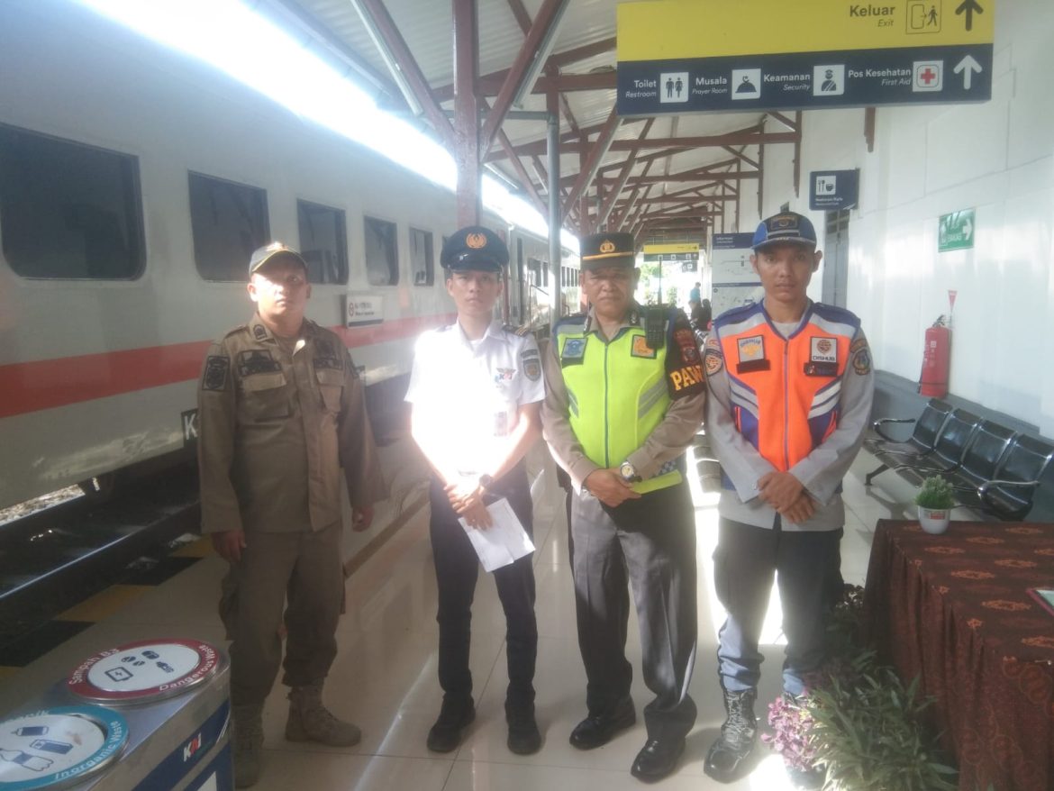 Polres Tebing Tinggi Beri Pengamanan Keberangkatan Kereta Api