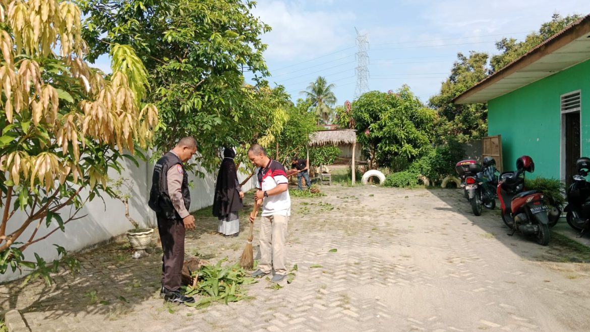 Bhabinkamtibmas Polsek Rambutan Gotong Royong Bersihkan Lingkungan