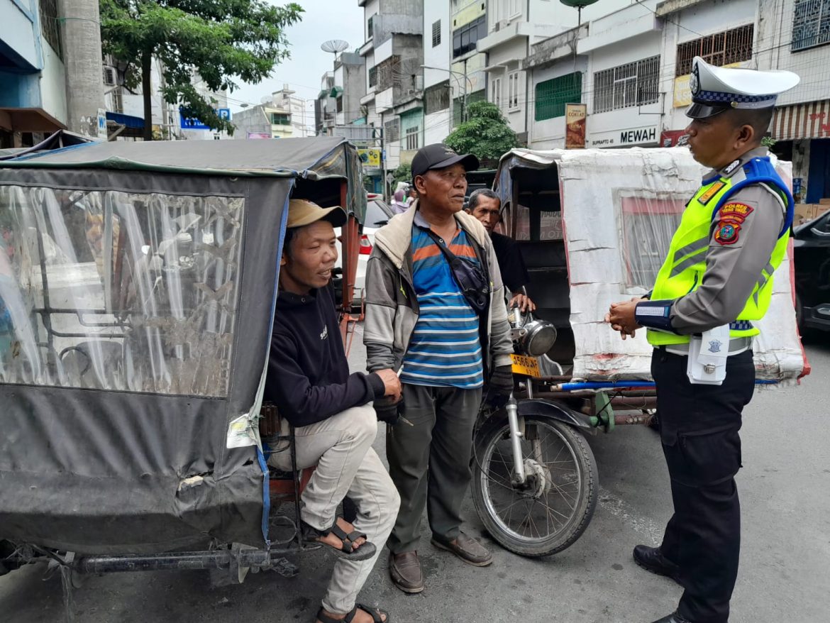 Sat Lantas Polres Tebing Tinggi Public Address Kepada Pengguna Jalan Raya