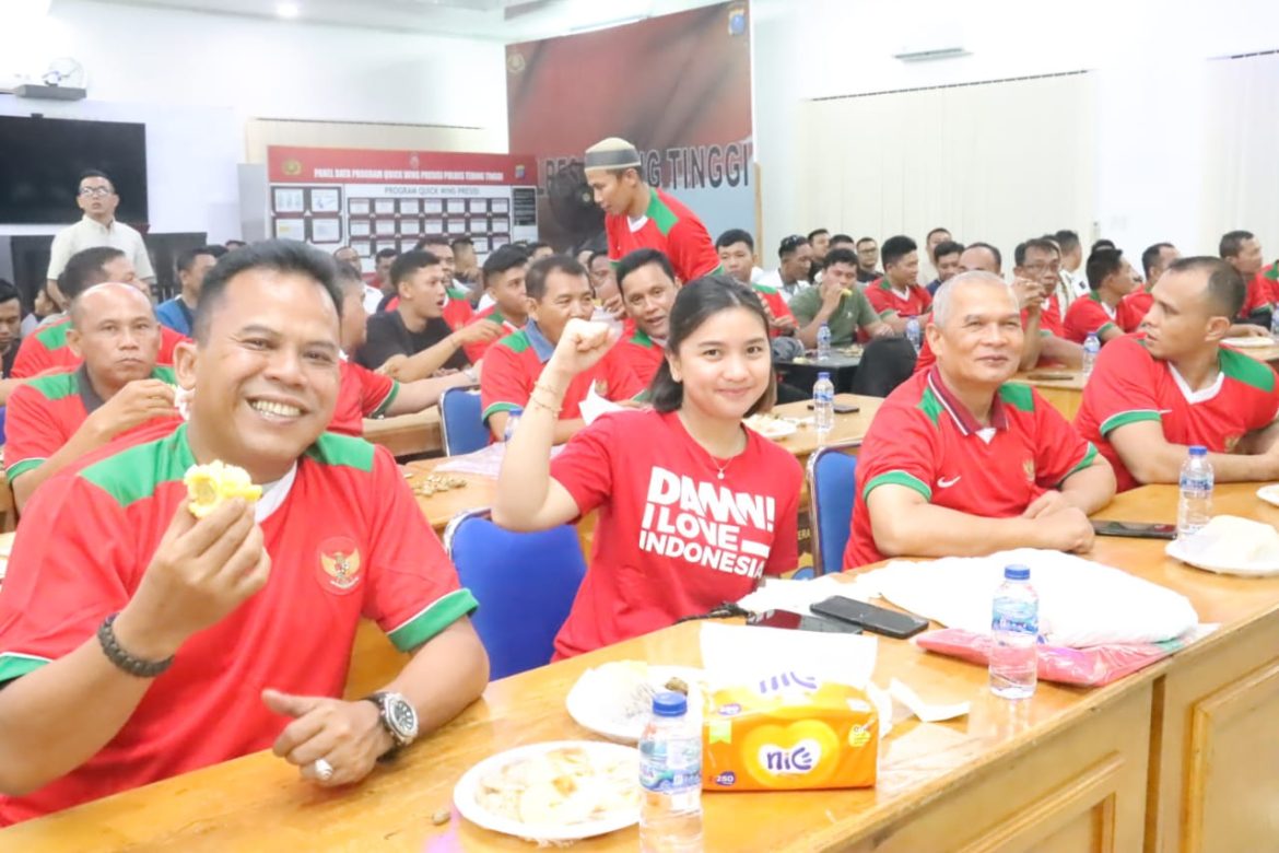 Dukung Timnas, Kapolres Tebing Tinggi Nobar Semifinal Piala U23 Bersama Warga