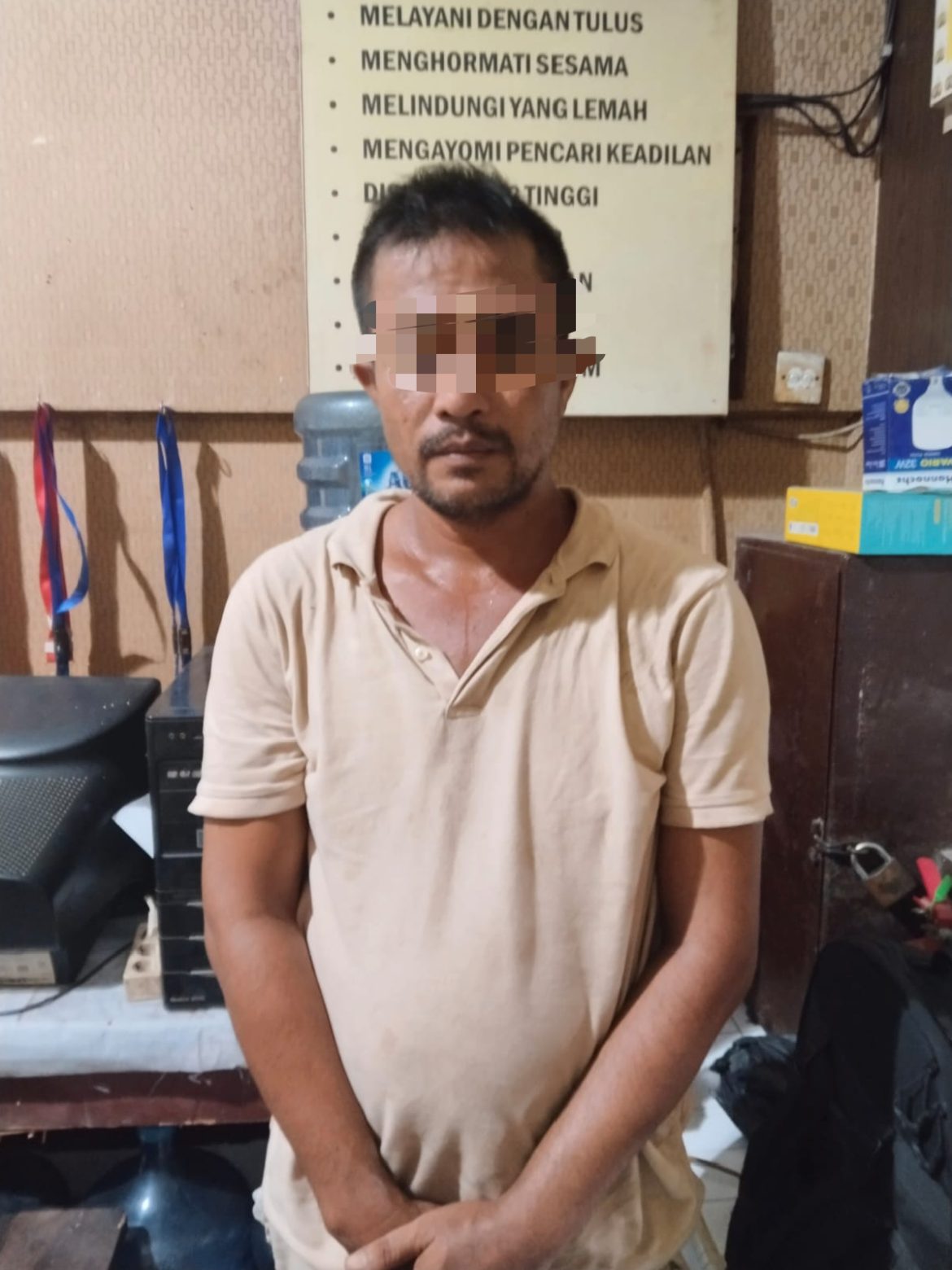 Viral Di Medsos, Penganiaya Abang Becak Akhirnya Mendekam Di Jeruji Besi Polsek Labuhan Ruku