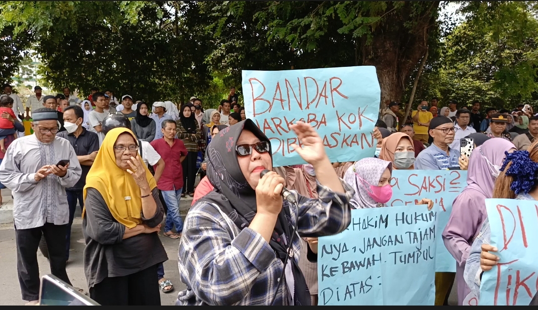 Tidak Terima Bandar Narkoba Dibebaskan, Warga Bandar Utama Geruduk Kantor Pengadilan Negeri Tebing Tinggi