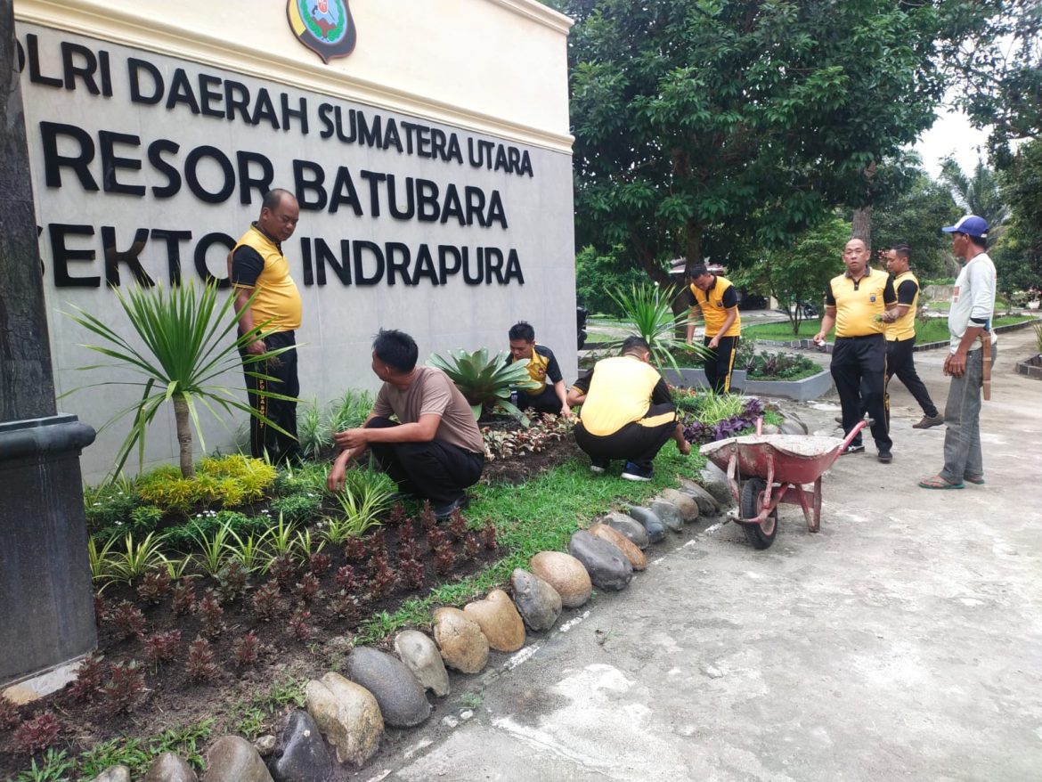 Kapolsek Indrapura AKP Jonni H. Damanik, S.H, M.H Bersama Personil Gotong Royong Di Mapolsek