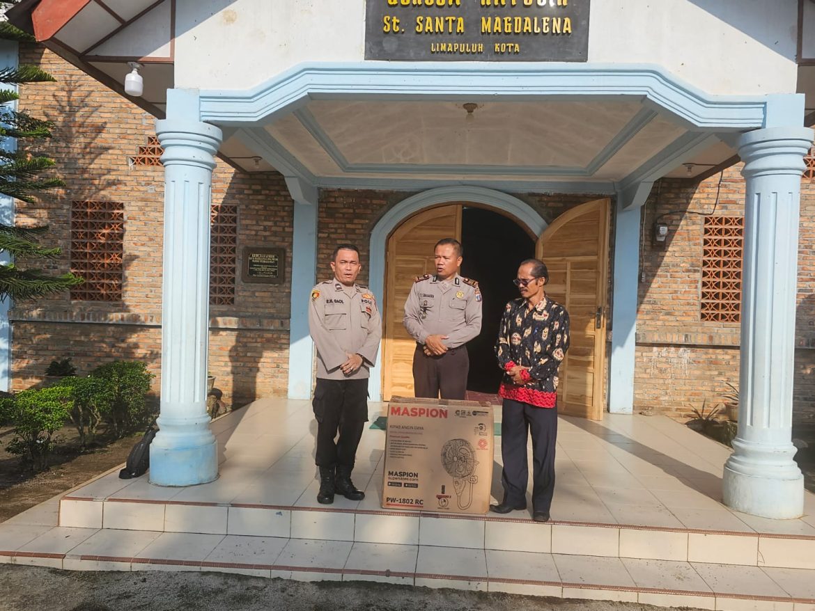 Kapolsek Lima Puluh AKP Tukkar L. Simamora, S.H, M.H Cooling System Dan Beri Bantuan Di Gereja Katolik St. Magdalena