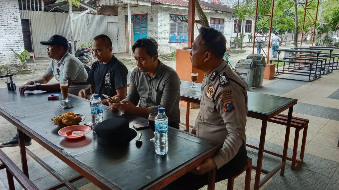 Sambang Warga Di Warung Kopi, Personil Polsek Indrapura Ajak Jaga Kamtibmas