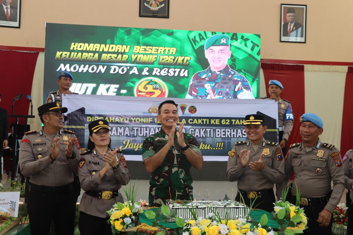 HUT Ke-62 Yonif 126/Kala Cakti, Polres Batu Bara Beri Surprise Nasi Tumpeng