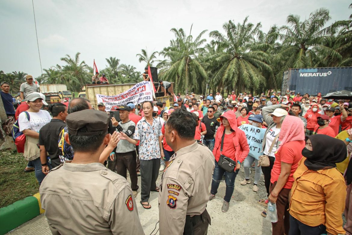 Polres Sergai Pengamanan Unras Di Kantor DPRD Sergai Dan PN Sei Rampah