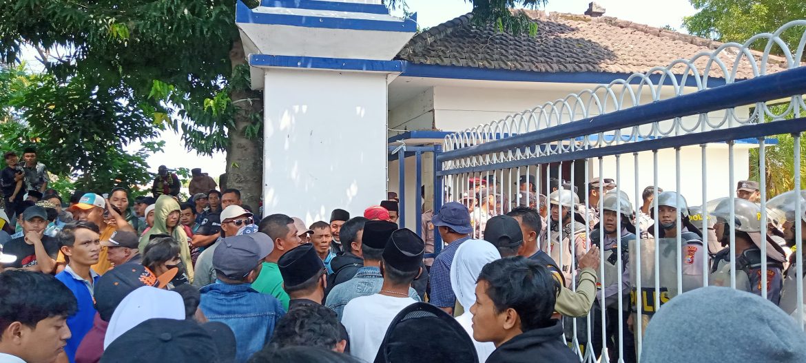 *Kebijakan Pj Rudi Dianggap Rawan Terjadi Konflik Badan Permusyawaratan Desa Demo di Depan Kantor Bupati Sampang*