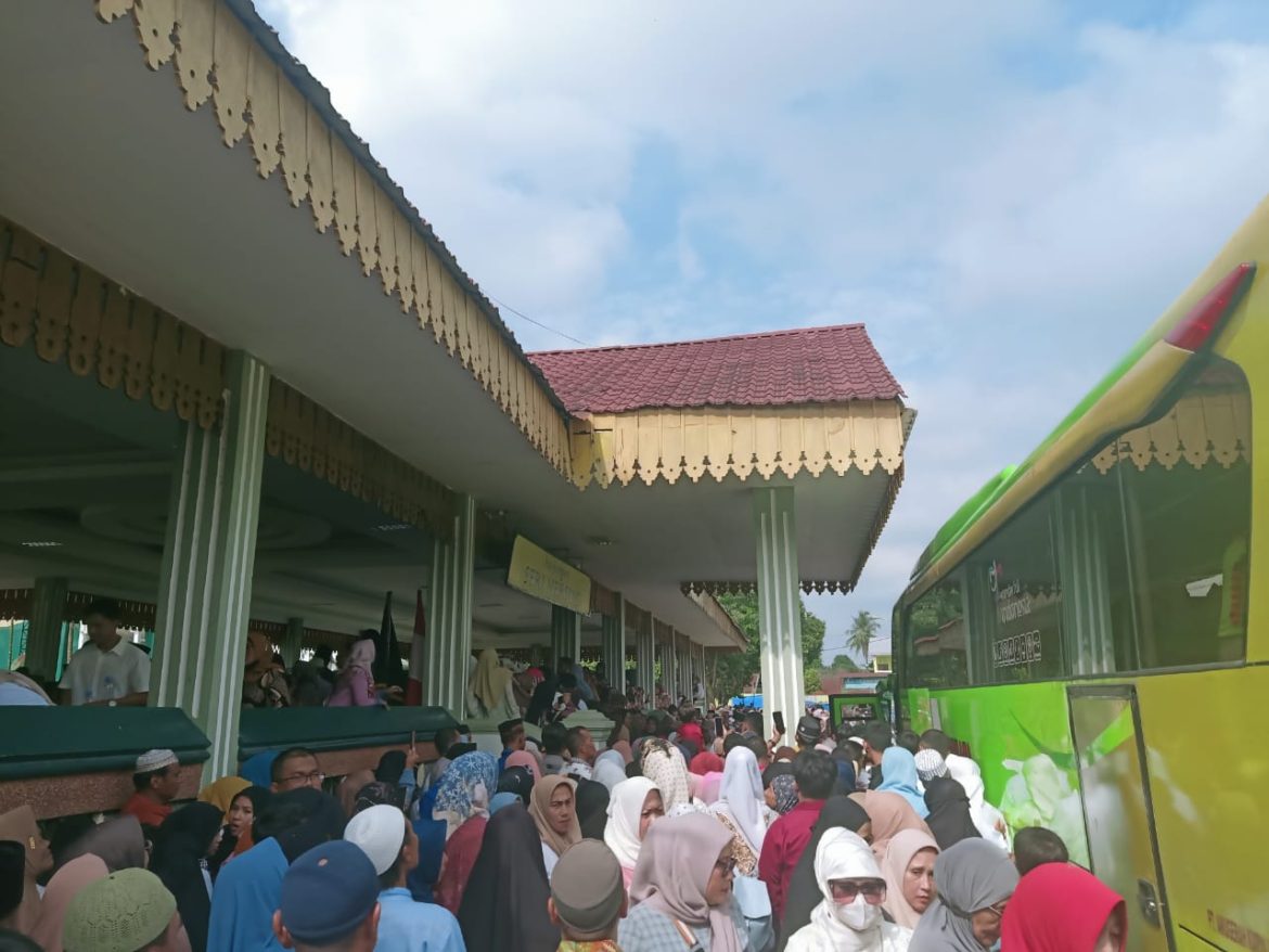 Pj. Sekdako Tebing Tinggi H. Kamlan Mursyid Lepas Keberangkatan 136 Calon Jemaah Haji 2024