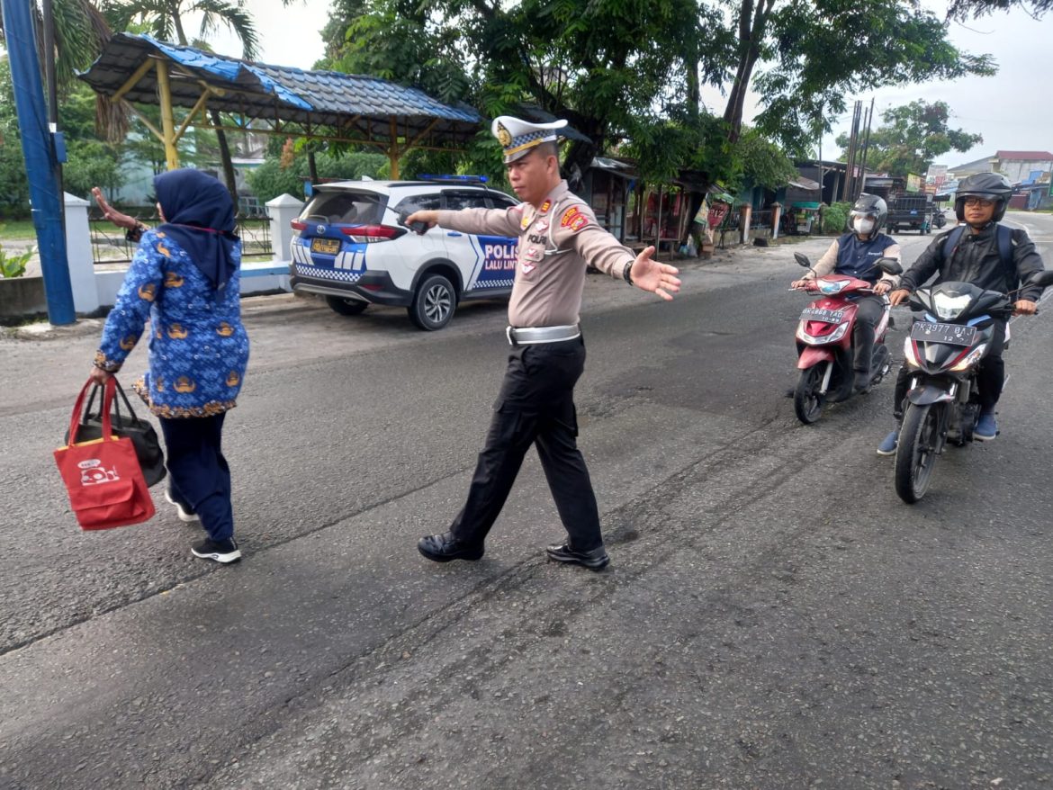 Kasat Lantas Polres Batu Bara AKP Hotlan W. Siahaan, S.H Pimpin Gatur Lalin Pagi