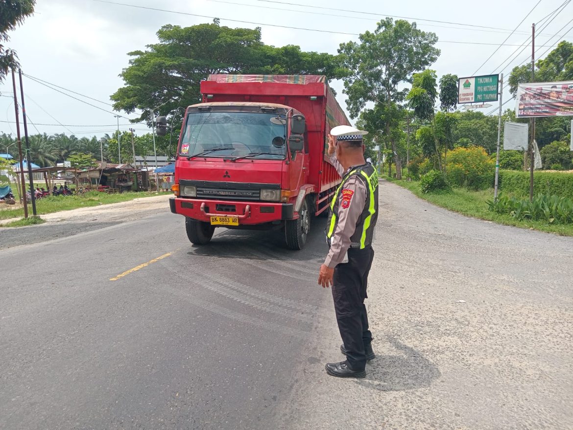 Pelayanan Terbaik, Kasat Lantas Polres Batu Bara AKP Hotlan W. Siahaan, S.H Pimpin Gatur Lalin