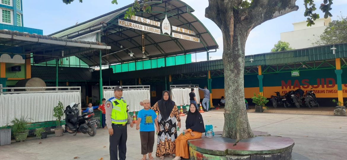 Polsek Padang Hilir Pengamanan Mesjid, Pastikan Sholat Jumat Berjalan Aman