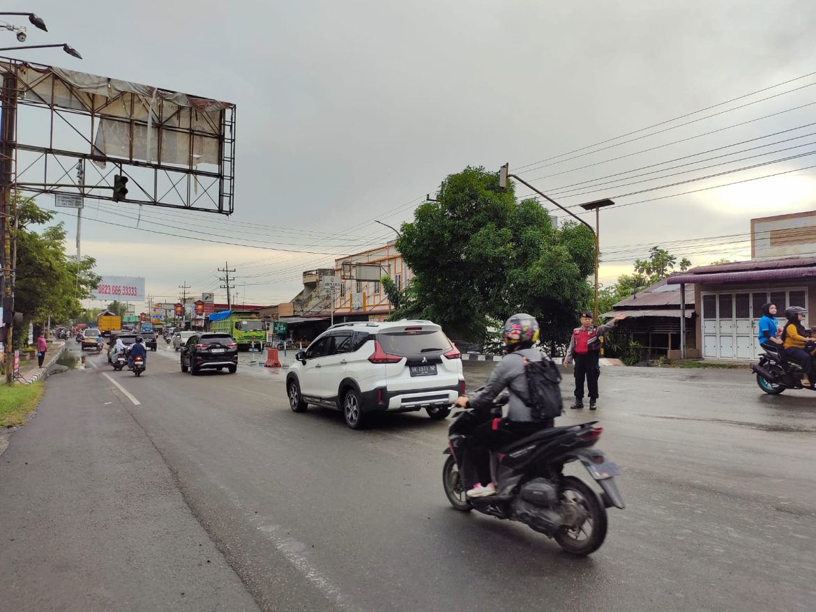 Bentuk Pelayanan, Polsek Rambutan Atur Lalu Lintas Pagi