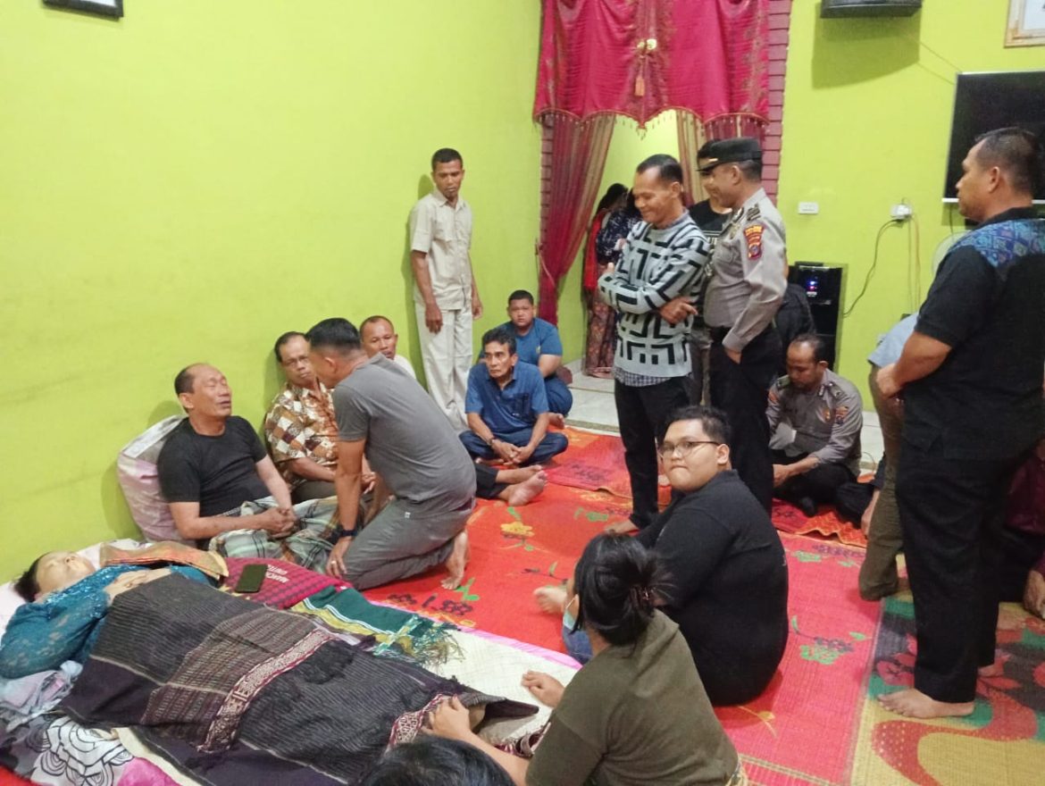 Kapolsek Indrapura AKP Jonni H. Damanik, S.H, M.H Berbelasungkawa di Rumah Duka Kerabat Polri