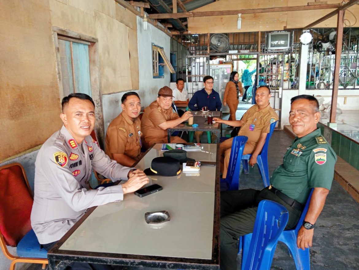 Jelang Pilkada 2024 Kapolsek Indrapura AKP Jonni H. Damanik, S.H, M.H bersama Danramil 02/AP Sambangi Tokoh Masyarakat