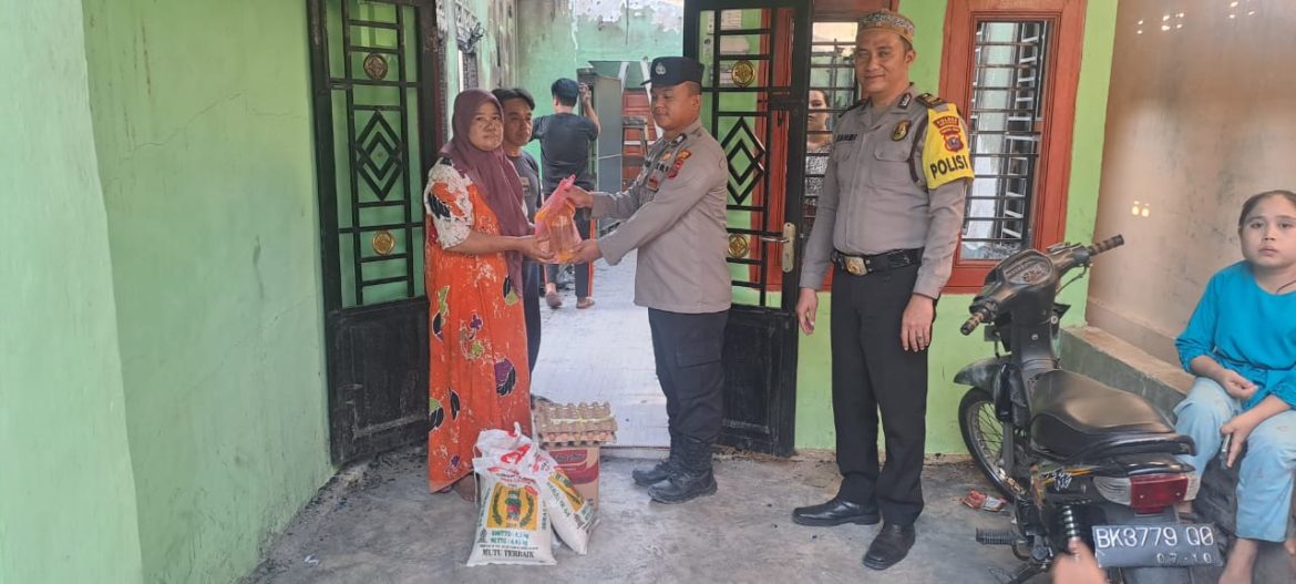 Polri Peduli, Polsek Labuhan Ruku Beri Bansos Korban Kebakaran