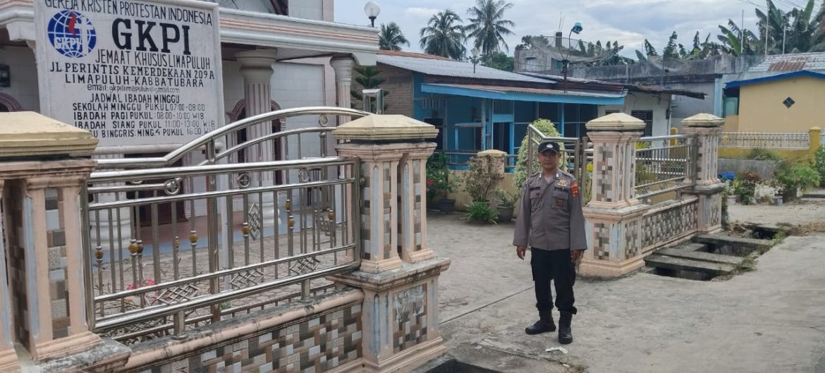 Polsek Lima Puluh Pengamanan Ibadah Minggu Di Gereja GKPI Lima Puluh