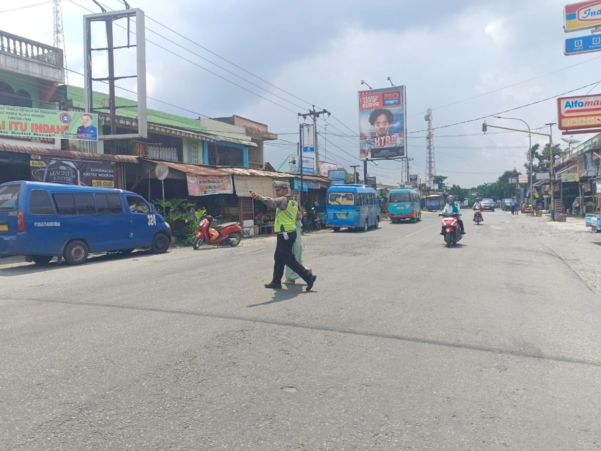 Kasat Lantas Polres Batu Bara AKP Hotlan W. Siahaan, S.H Pimpin Giat Pengaturan Arus Lalulintas