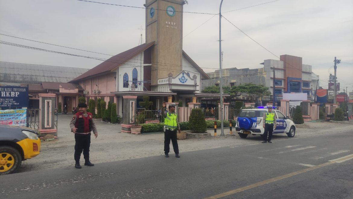 Sat Lantas Polres Batu Bara Gatur Lalin Usai Pelaksanaan Ibadah Minggu