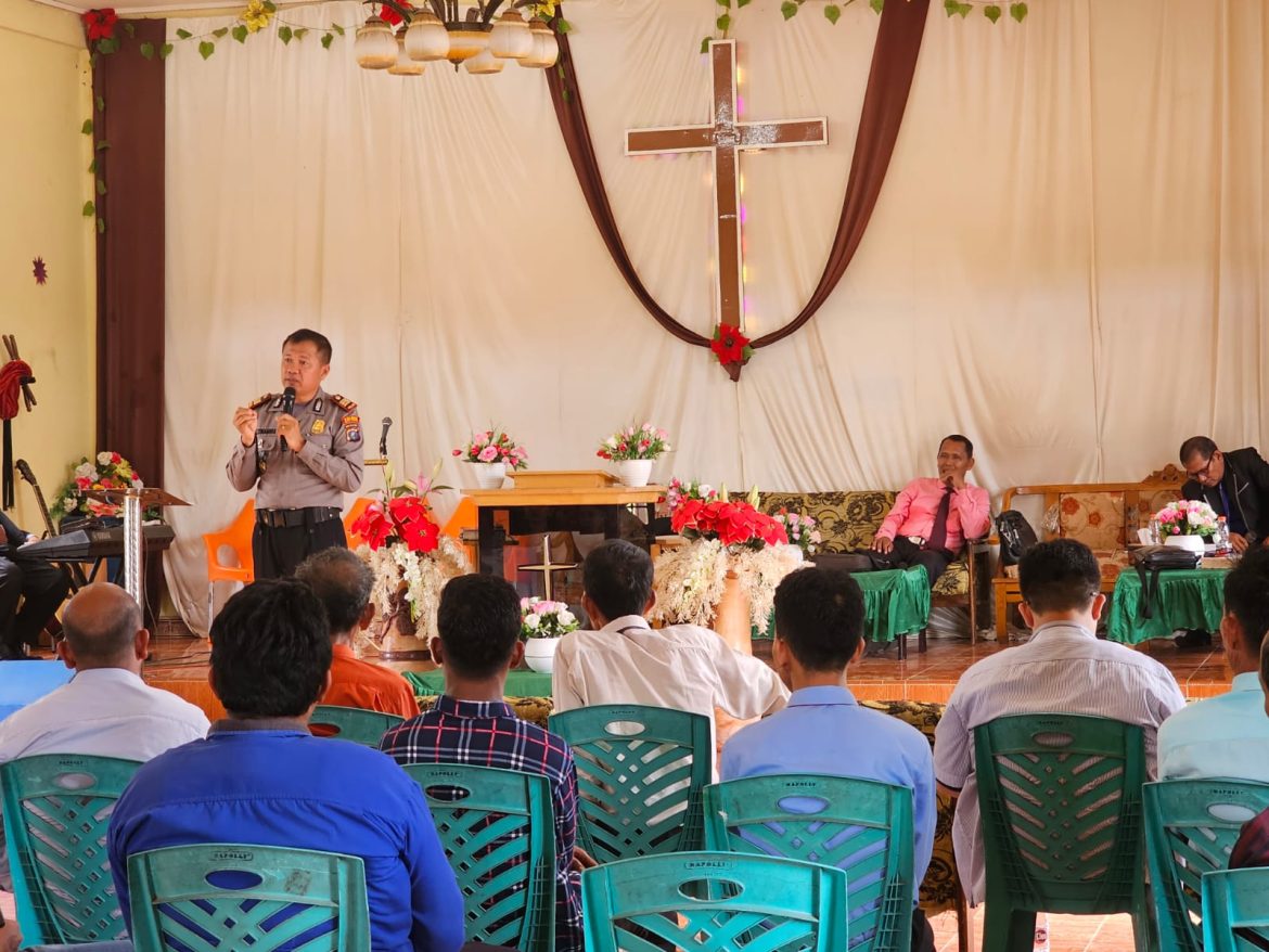 Minggu kasih Kapolsek Lima Puluh AKP Tukkar L. Simamora, S.H, M.H Ikut Ibadah Di Gereja GPI Limapuluh