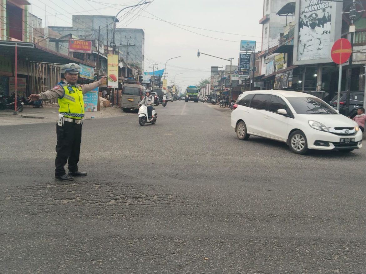 Sat Lantas Polres Batu Bara Gatur Lalin Sore Di Jalinsum