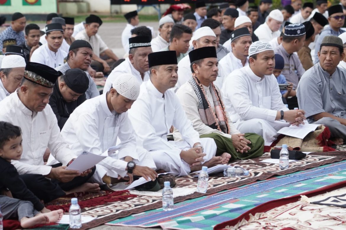 Pj. Walikota Tebing Tinggi Dan Keluarga Sholat Idul Adha 1445 H Di Lapangan Merdeka